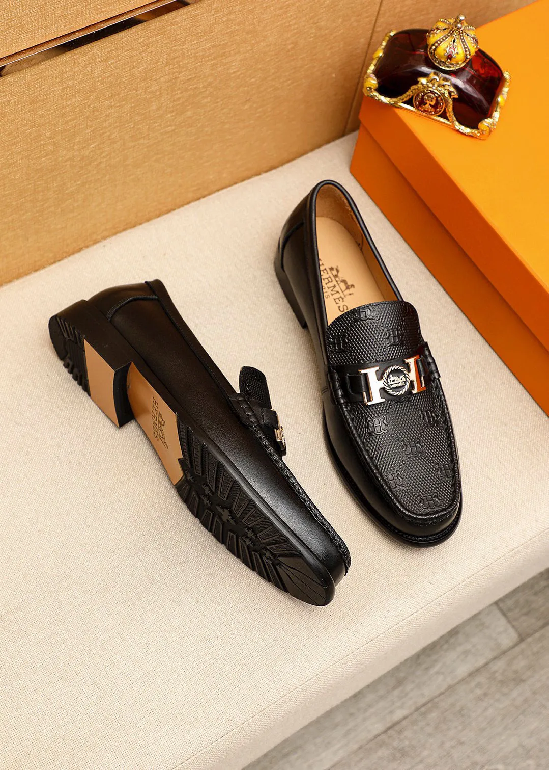 Men's shoes 💰442 💐 Product trademark: HERMES "Hermès" casual leather shoes Regular size: 38-44 (45🉑️customized) Product materials: Selected imported first-layer calfskin embroidered upper + luxury hardware buckle, imported water-dyed 🐂 cowhide lining. Strong three-dimensional visual effect, combined outsole Color: 1⃣️color optional